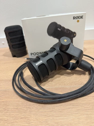Rode PodMic USB Dynamisches Podcast-Mikrofon Microphone Schwarz Kabel Dynamic