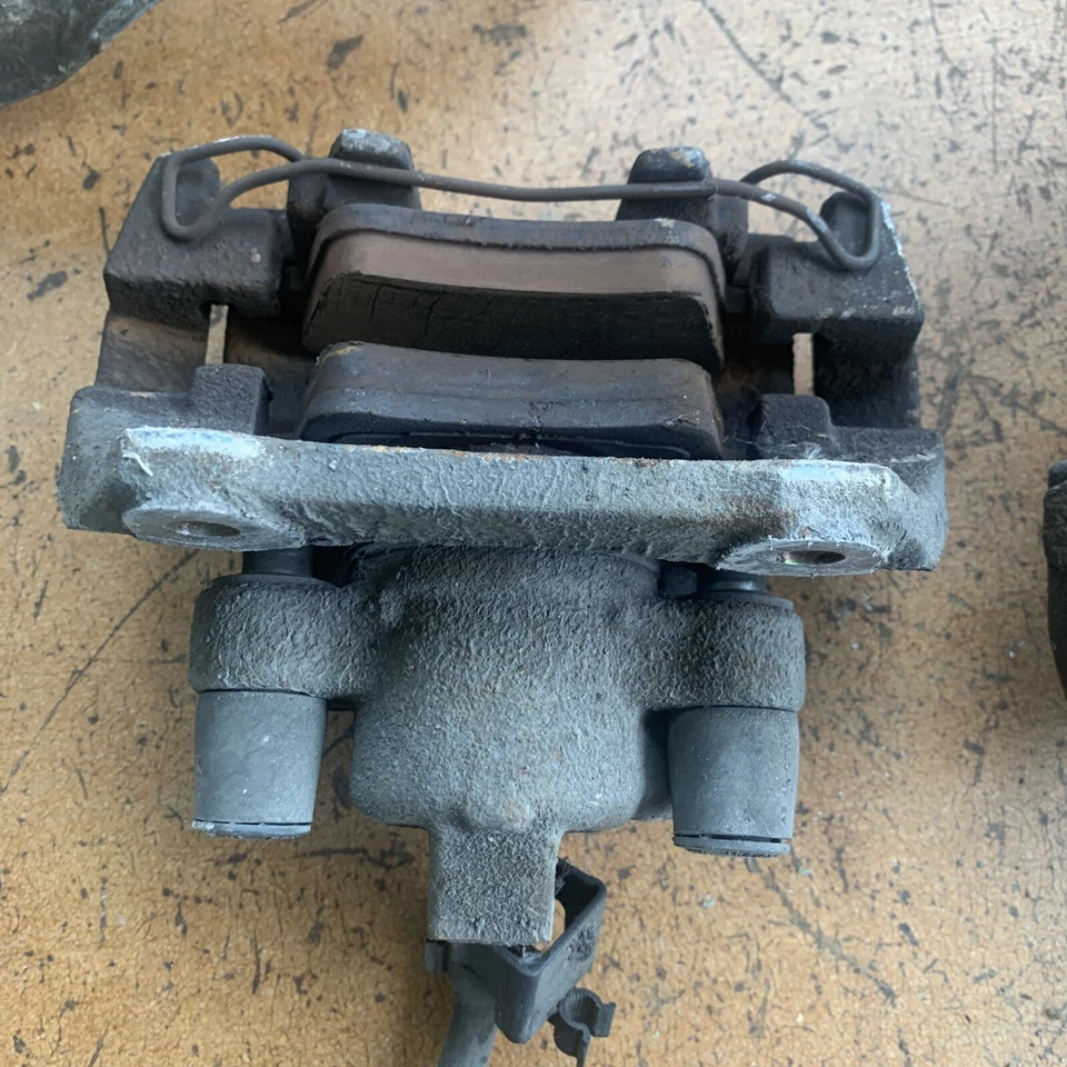 Conjunto OEM de pinças de freio a disco traseiras Volvo XC70 V70 2003–2007 esquerda e direita - Imagem 4 de 4