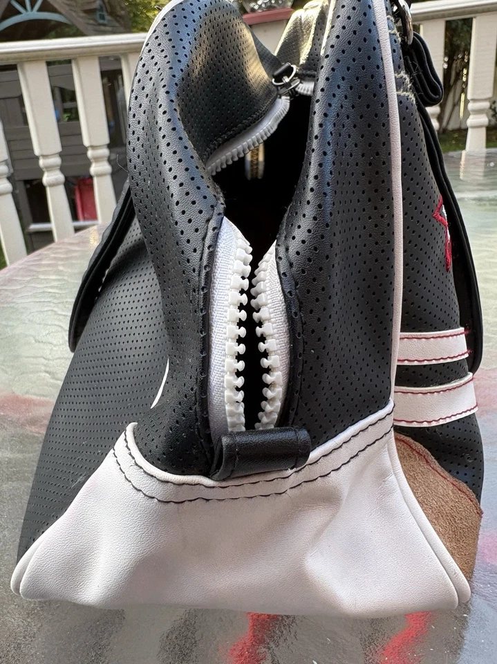 Bolso de Mano Express Mrs Timberlake Cuero Negro Puntada de Béisbol Foto 4 de 4