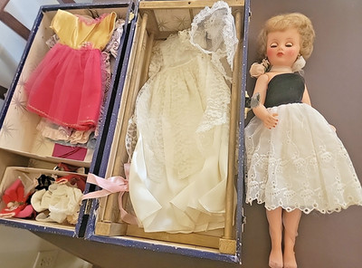Vintage 1950's Baby Boomer 19'' Vinyl Bride Doll Trunk & many Clothes 14R Royal