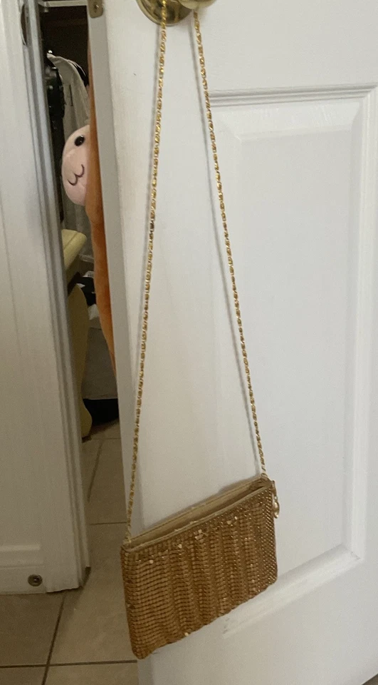 Bolso de mano vintage de malla dorada con correa de cadena para el hombro. Foto 2 de 4