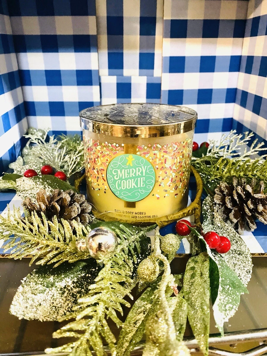 Bath Body Works 3 wick candle ring PINECONE And Berries Christmas wreath