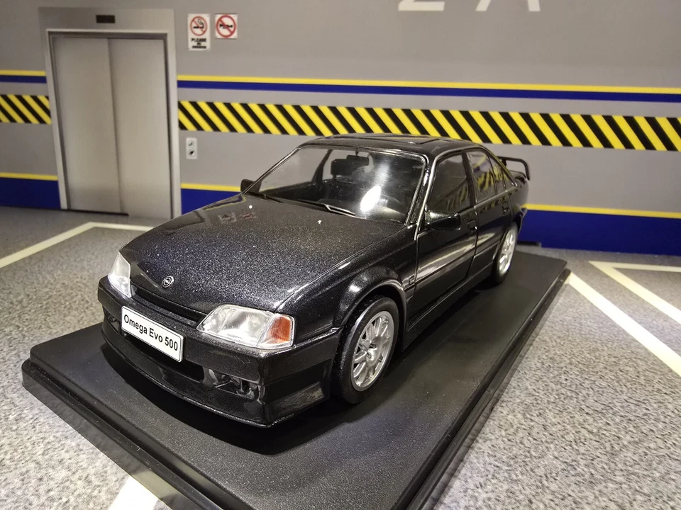 Vauxhall Carlton Opel Omega EVO 500 GTE Lotus 1991 1:24 Diecast Scale Model - Image 3 of 4