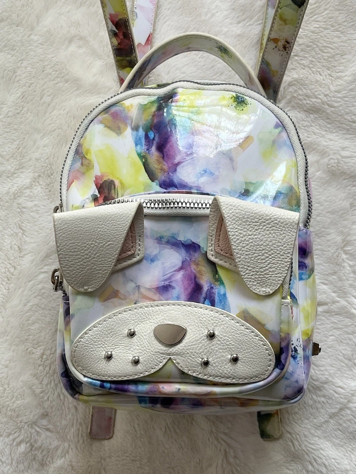 Mini Mochila Betsey Johnson Acuarela Kitsch Perro Bulldog Boxer Usada en Excelente Condición Foto 2 de 4