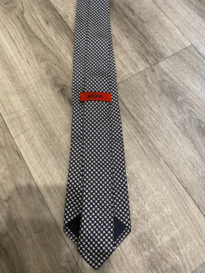 MOSCHINO CORBATA SEDA MONOGRAMA ESTRELLAS BLANCAS Foto 2 de 4