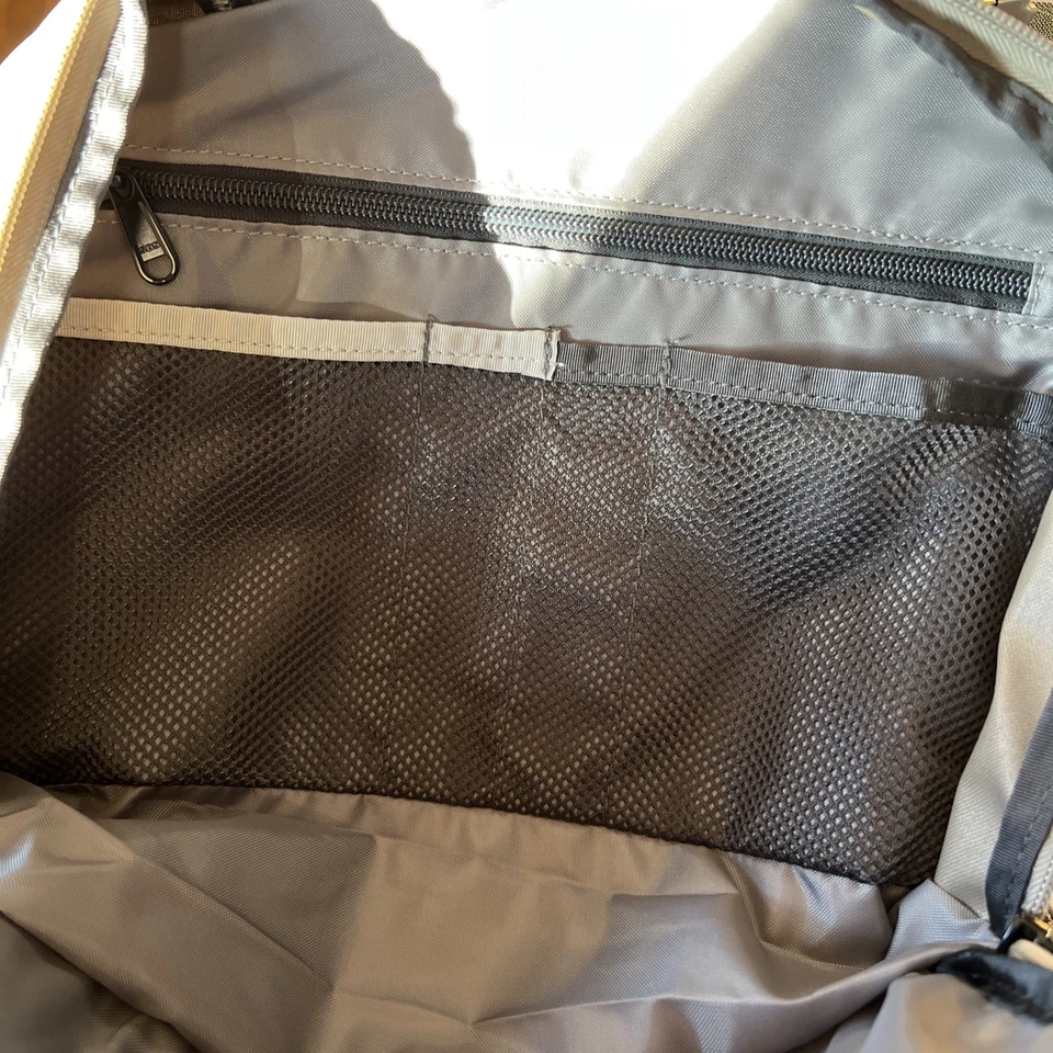 Mochila The North Face Vault 27L. Caverna Gris/Oliva. $65 Foto 4 de 4