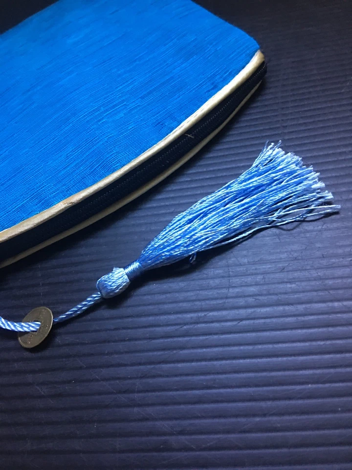 Bolsa vibrante de retazos y seda azul vintage de los años 90 con borla y dije de moneda china Foto 3 de 4