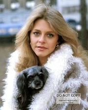 ACTRESS LINDSAY WAGNER WITH K-9 FRIEND DOG - 8X10 PUBLICITY PHOTO (BT-789)