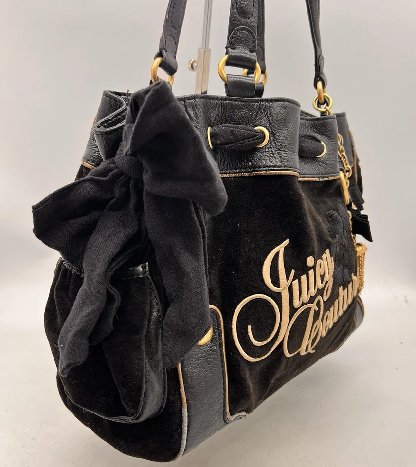 Raro Bolso de Mano Juicy Couture Vintage Negro Terciopelo Bordado Oro Rosa Dijes Lazo Foto 4 de 4