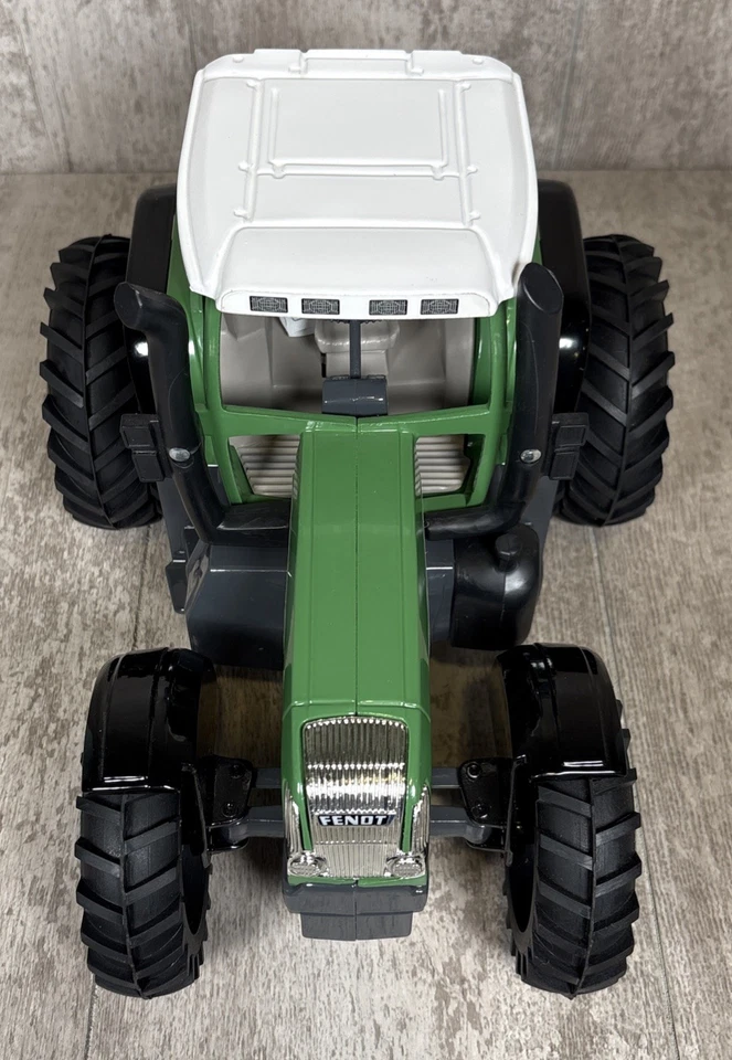 1/16 Scale Models Fendt 716 Vario Tractor W/ Duals Diecast - Image 4 of 4