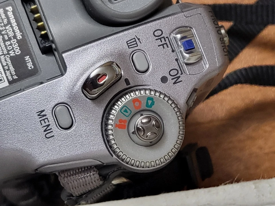 Panasonic VDR-D300 DVD Camcorder 3CCD 10x Optical Zoom Video Camera Tested - Image 2 of 4