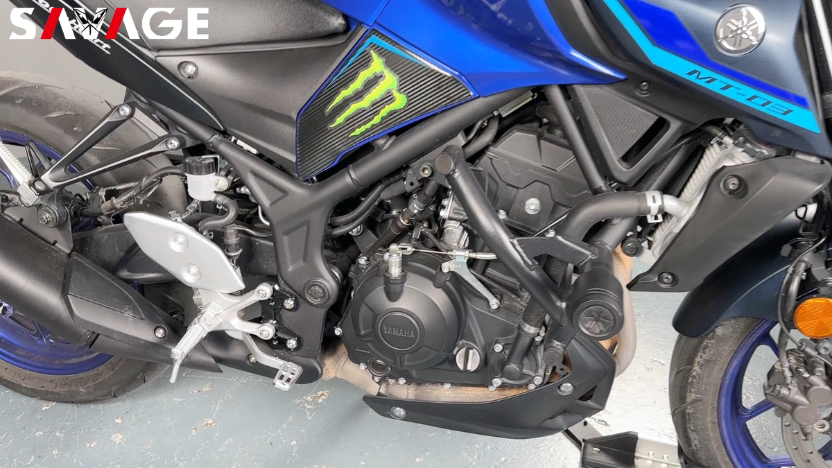 Silver Aluminum Front Foot Peg Adapters For Yamaha YZF-R3 R25 MT-03 MT-09 FJ09 – Bolt-On Set Of 2