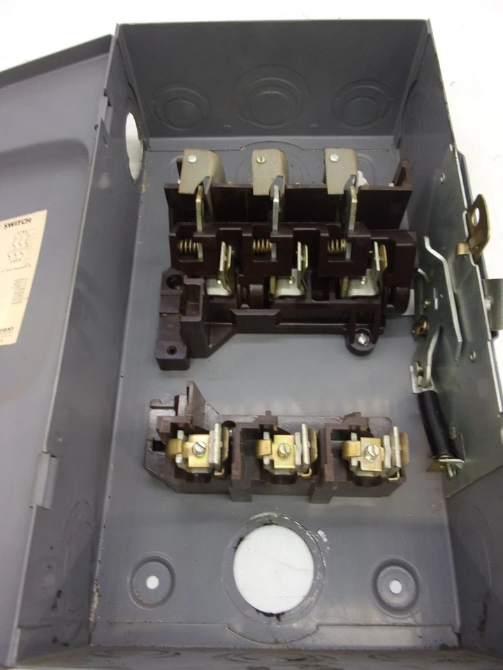 D323-SQUARE D-SAFETY SWITCH, 3P,FUSIBLE, 100A, 240V, NEMA 1 室内 — 第 3/4 张图片