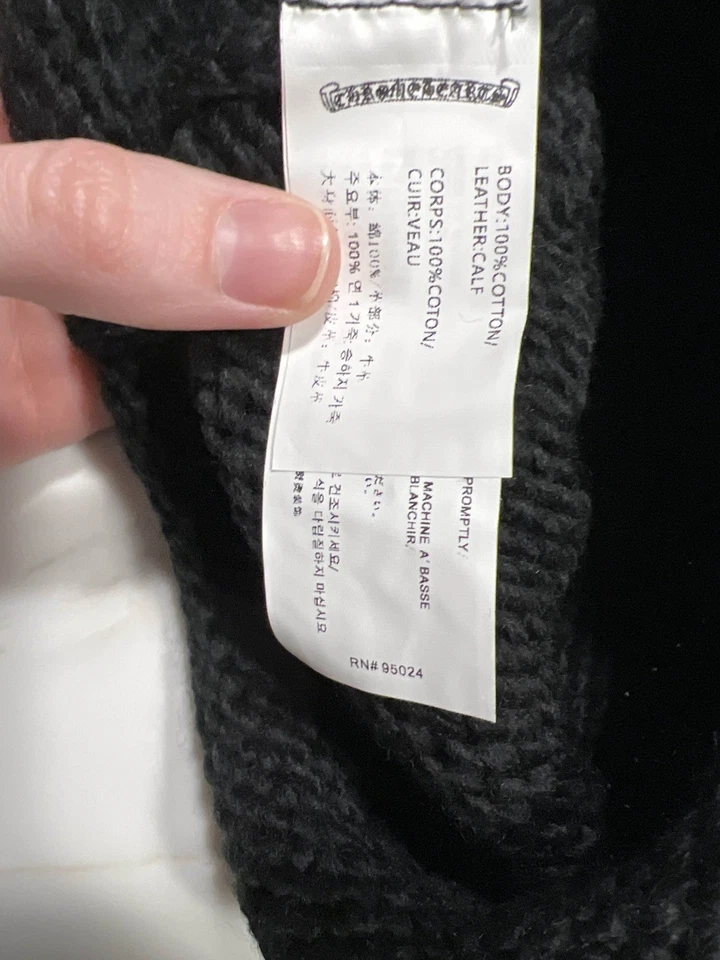 Gorro tejido corazones cromados con parche cruzado de cuero Foto 2 de 4