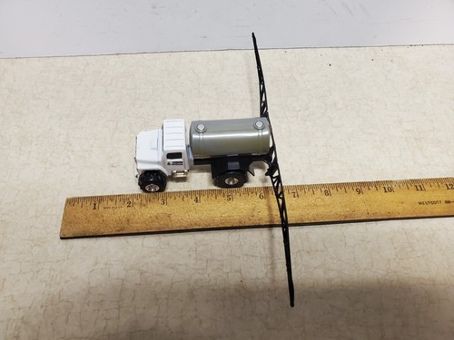 Toy Ertl International Liquid Fertilizer Sprayer Boom Truck, 1/64 - Picture 5 of 6