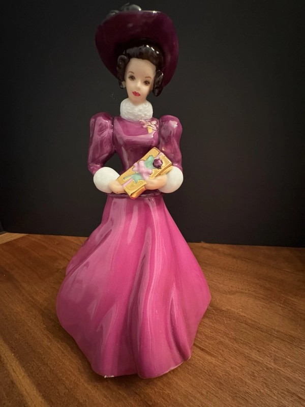 9" Hallmark Barbie Collectibles 1997 Holiday Traditions Figurine 