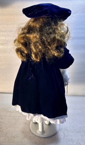 ๐จ 1999 Avon Victorian Skater Doll Angelique Special Memories Doll Collezione ๐จ - Foto 3 di 6