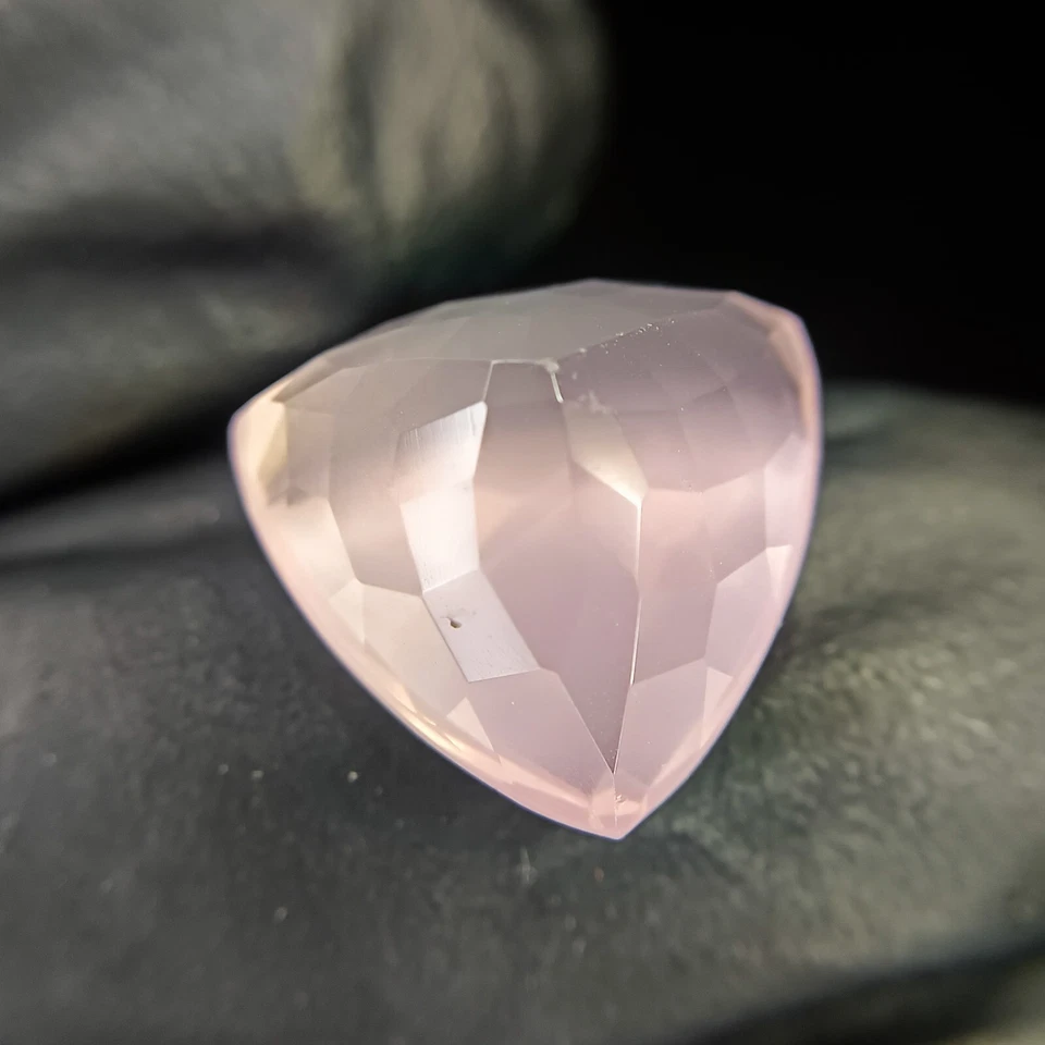 Cuarzo rosa facetado natural en forma de billón 11,85 quilates tamaño 15x15x10 mm Foto 3 de 4