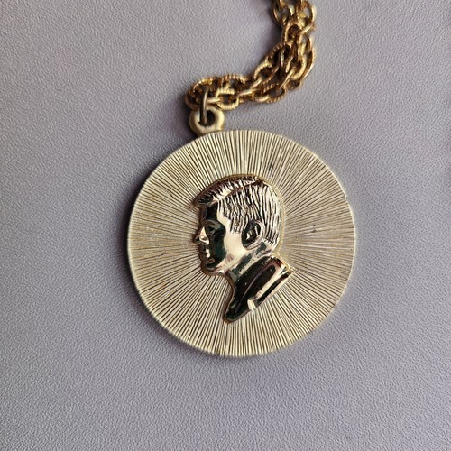 Präsident John F. Kennedy JFK goldfarben 1 1/2 Zoll Anhänger Halskette Souvenir