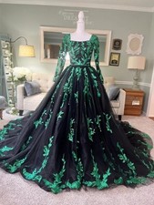 Gothic A-line Black Green Wedding Dresses Long Sleeves Appliques Bridal Gowns