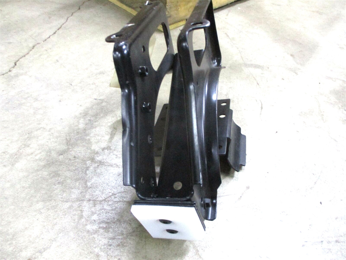 84218078 NEW GENUINE MACK TRUCK HOOD MOUNT BRACKET REAR LH 
