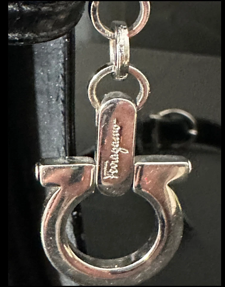 Auténtico bolso de mano SALVATORE FERRAGAMO charol negro con certificado de autenticidad Foto 4 de 4