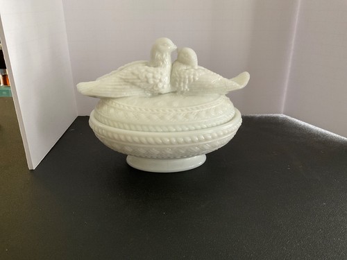 Vintage Westmoreland Glass White Milk Love Birds On Nest Covered Candy Dish