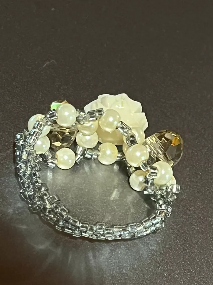 Handmade Gray Tiny Beads w Cream Plastic Flower & Faux Pearl Bead Stretch Ring Foto 3 de 4