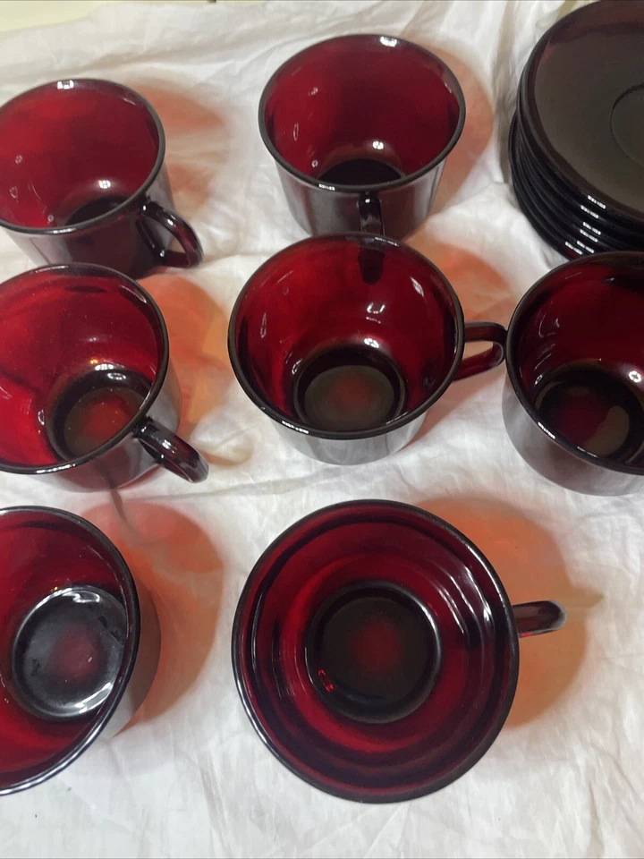 ARCOROC - CLÁSICO - TAZAS Y PLATILLOS DE CAFÉ DE VIDRIO ROJO RUBÍ - JUEGO DE 8 - FRANCIA. Foto 4 de 4