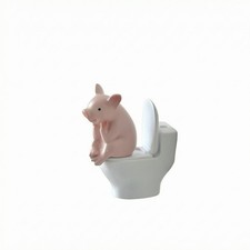 Schwein auf Mini-Toilette gl&auml;nzend Cartoon Schweinfigur Tischdeko