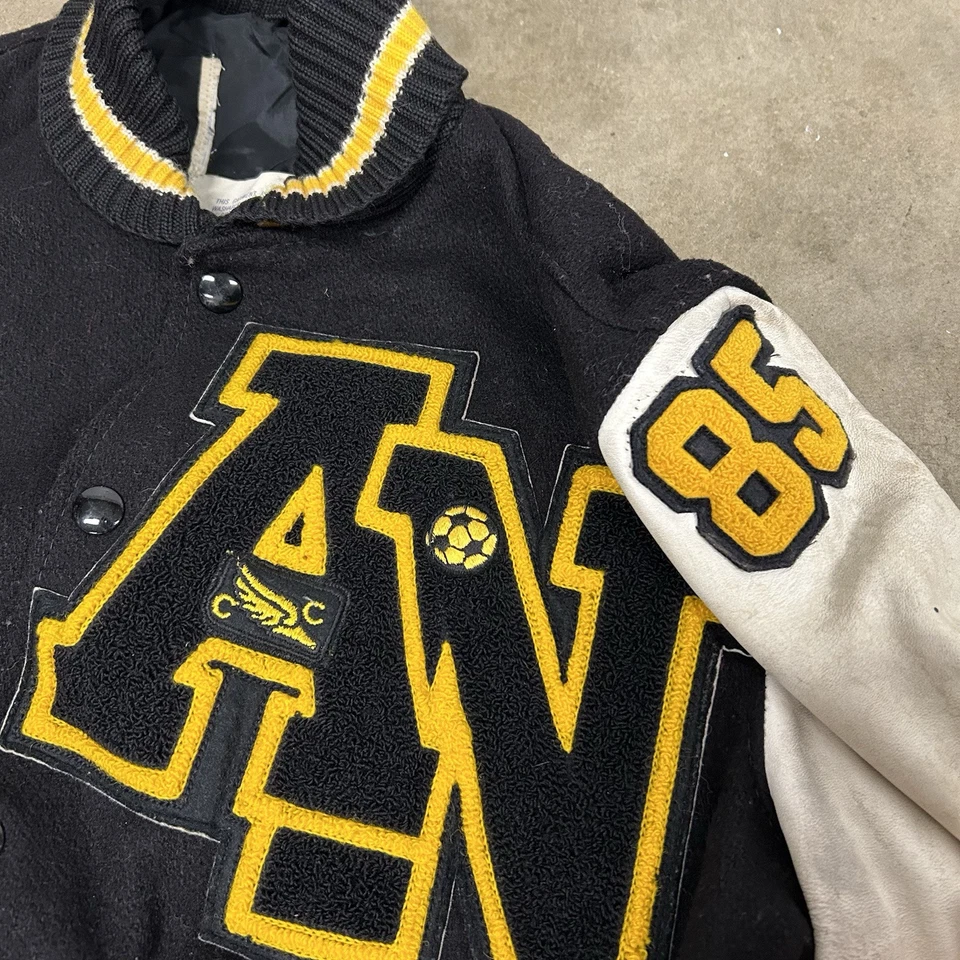 Chaqueta Universitaria DeLong Letterman Años 80 De Colección Amarillo Blanco Negro Talla S Foto 2 de 4