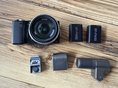 Sony Nex-5 mit Objektiv Sony E 2.8/16
