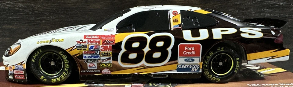 Dale Jarrett #88 2002 UPS Ford Taurus 1/24 acción NASCAR diecast banco cromado Foto 2 de 4