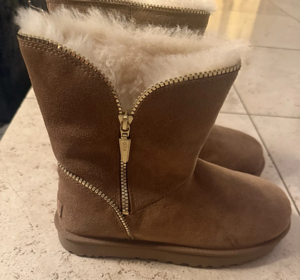 Botas de pele de carneiro UGG (9) CLASSIC SHORT FLORENCE camurça castanha zíper dourado. - Imagem 3 de 4