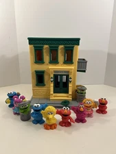 2010 Playskool Sesame Street Playset w/ 9 Figures