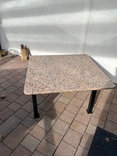 Couchtisch aus Rosa Porrino Granit mit Stahlgestell