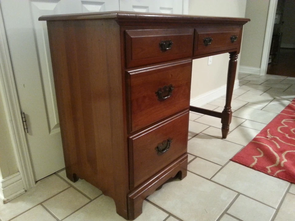 Escritorio de estudiante vintage de caoba de Hungerford Memphis alrededor de 1960 Foto 2 de 4