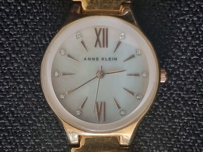 ANNE KLEIN AK/N2418 ARMBANDUHR MUTT ODER PERL WEISS & GOLD ZIFFERBLATT FUNKTIONIERT BESCHÄDIGT