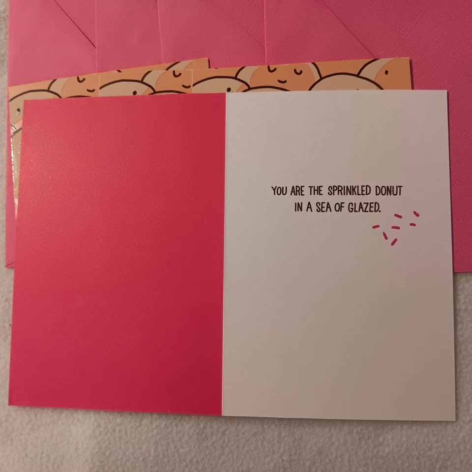 Hallmark Shoebox Sprinkled Donut (4) tarjetas de San Valentín con sobres Foto 3 de 4