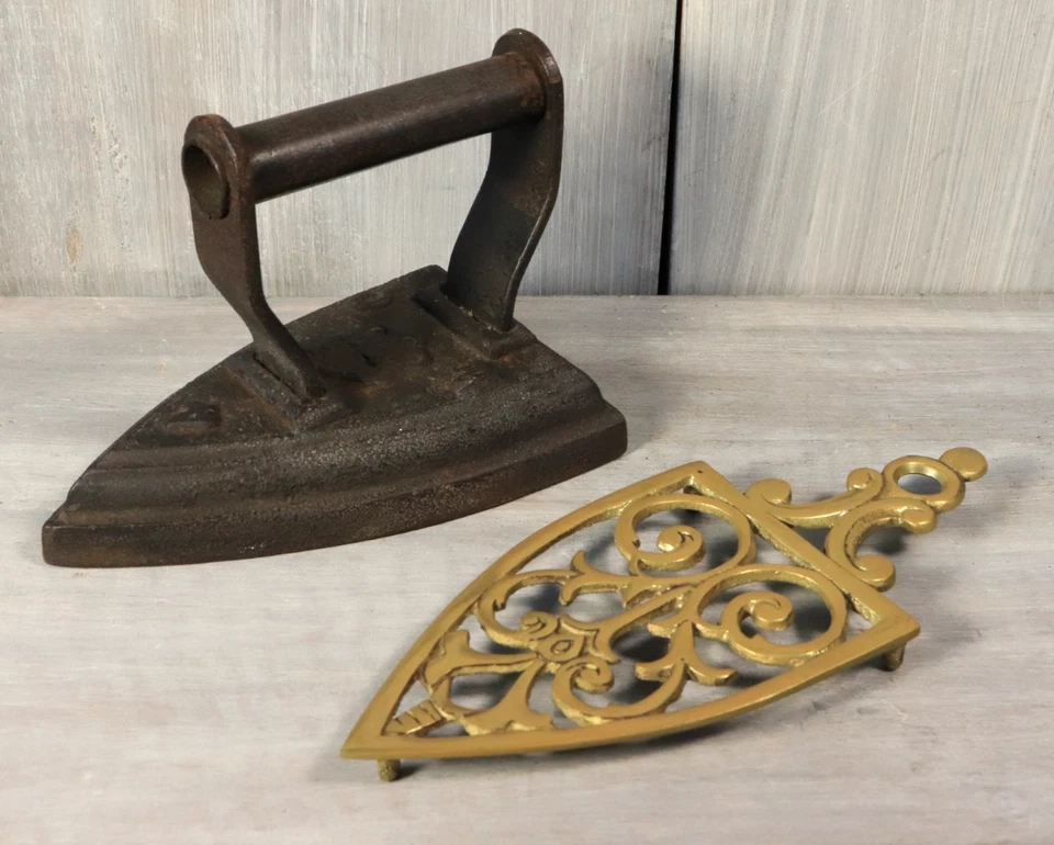 Fer à Repasser Ancien en Fonte avec Support Repose Fer en Bronze Laiton Fin XIXè - Photo 2/4