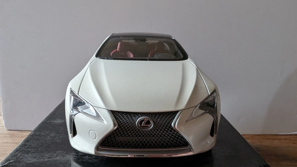AUTOART 1/18 LEXUS LC500 WHITE AVEC DEFAUTS - Photo 4/4