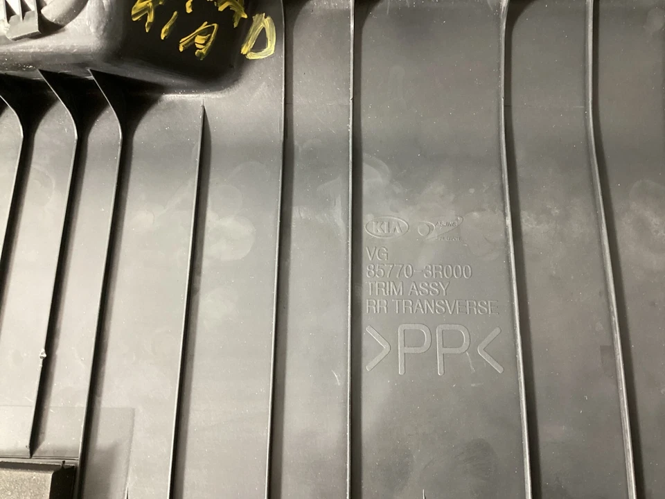 2014-2016 KIA CADENZA MALETERO TRASERO PESTILLO CUBIERTA UMBRAL PLACA DE DESGASTE 85770-3R000 OEM. Foto 4 de 4