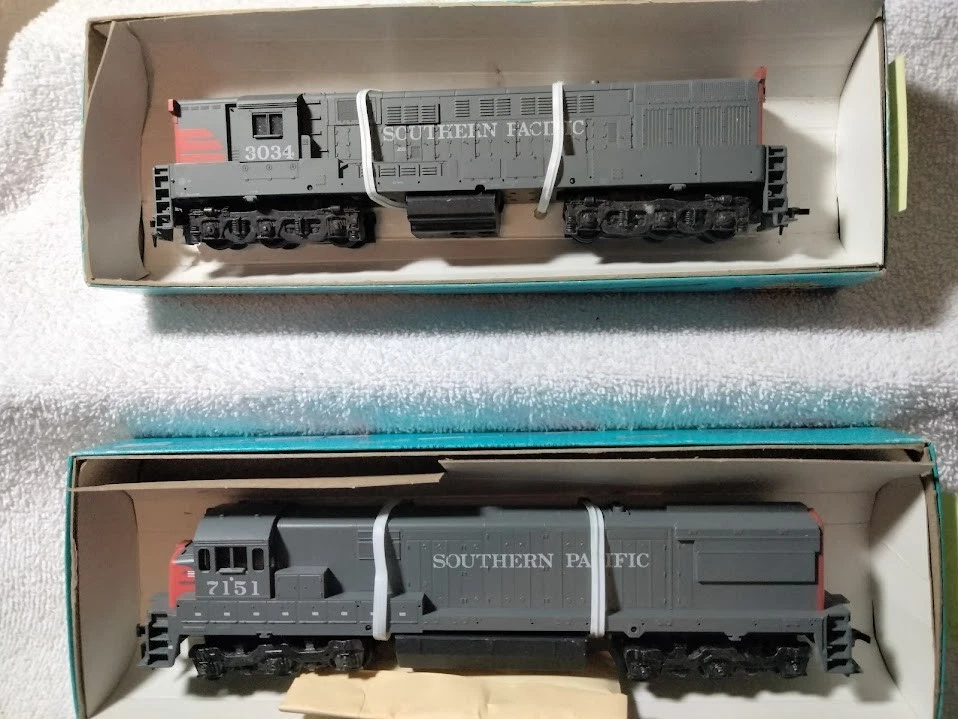 HO Scale Athearn Southern Pacific Un-Powered Dummy Diesel Locomotives - PICK 1 - Image 2 of 4