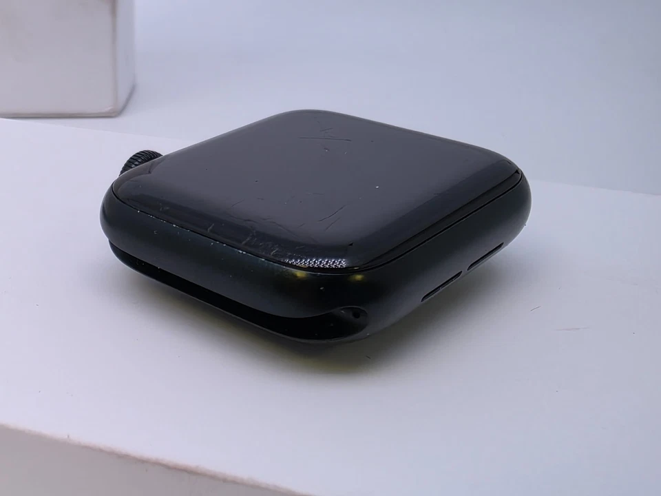 Apple Watch SE (3rd generation), photo 4 of 5