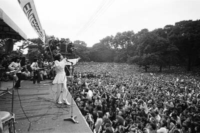 Mick Jagger sings on stage at a free Rolling Stones concert in- 1969 Old Photo
