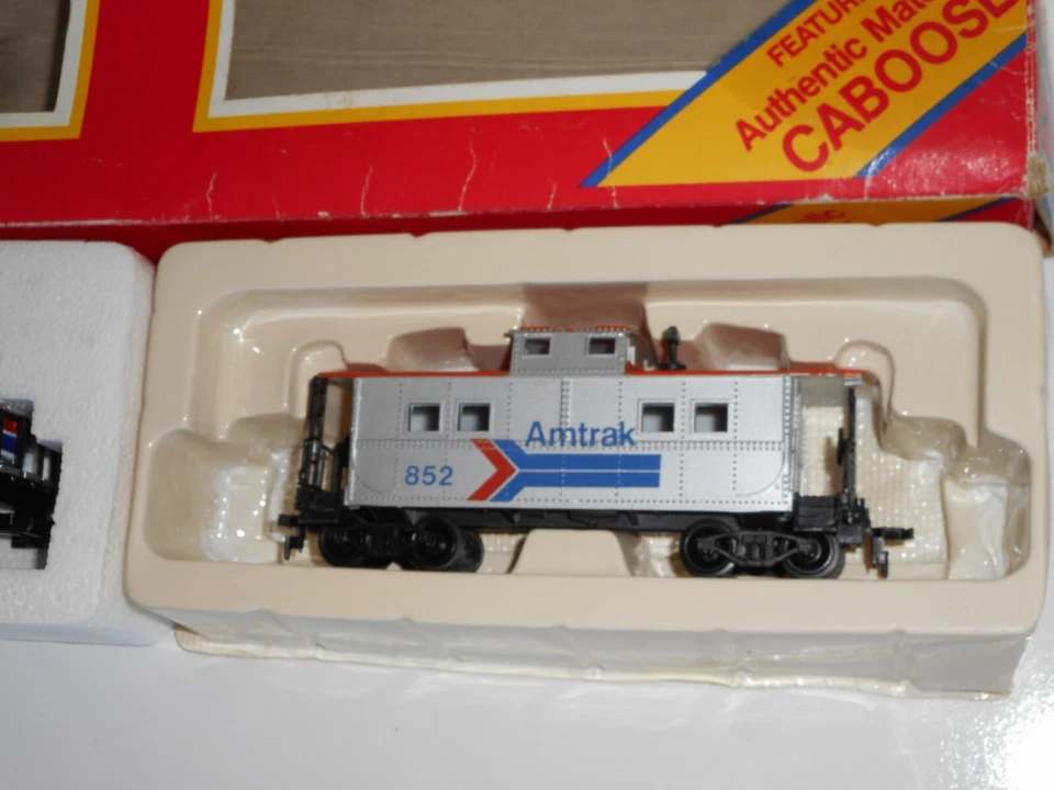 Lifelike Amtrak Diesel Loco & Caboose 8678. Exce condition. 2 rail DC. HO Scale. - Image 4 of 4