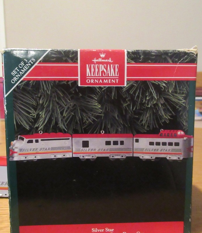 Hallmark Keepsake ornament 1992 Silver Star 3 pc train set, it's cast metal