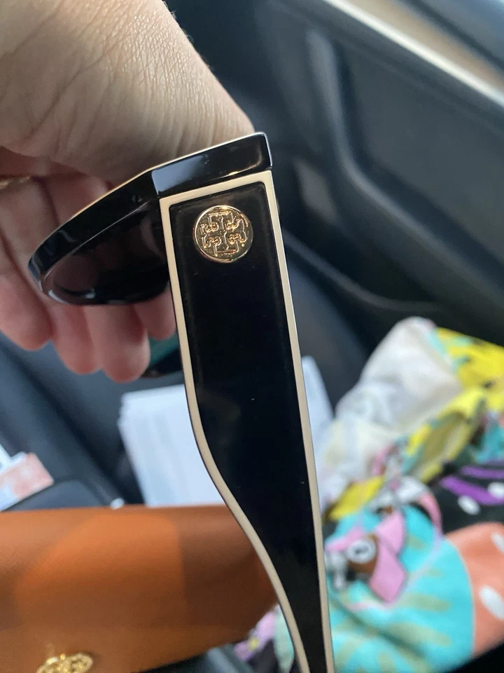 Auténticas gafas de sol Tory Burch con estuche Foto 2 de 4