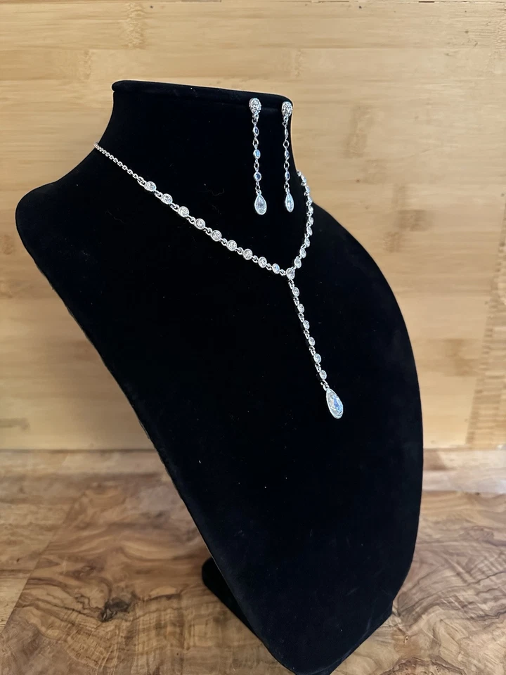 Conjunto de pendientes y colgantes de lágrima con gota de diamante circonita cúbica tono plata Carolee ¡Impresionante! Foto 3 de 4