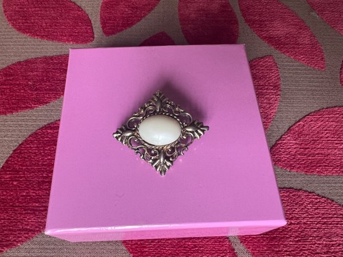 Vintage cream oval stone in gold tone filigree metal square brooch - 第 1/7 張圖片